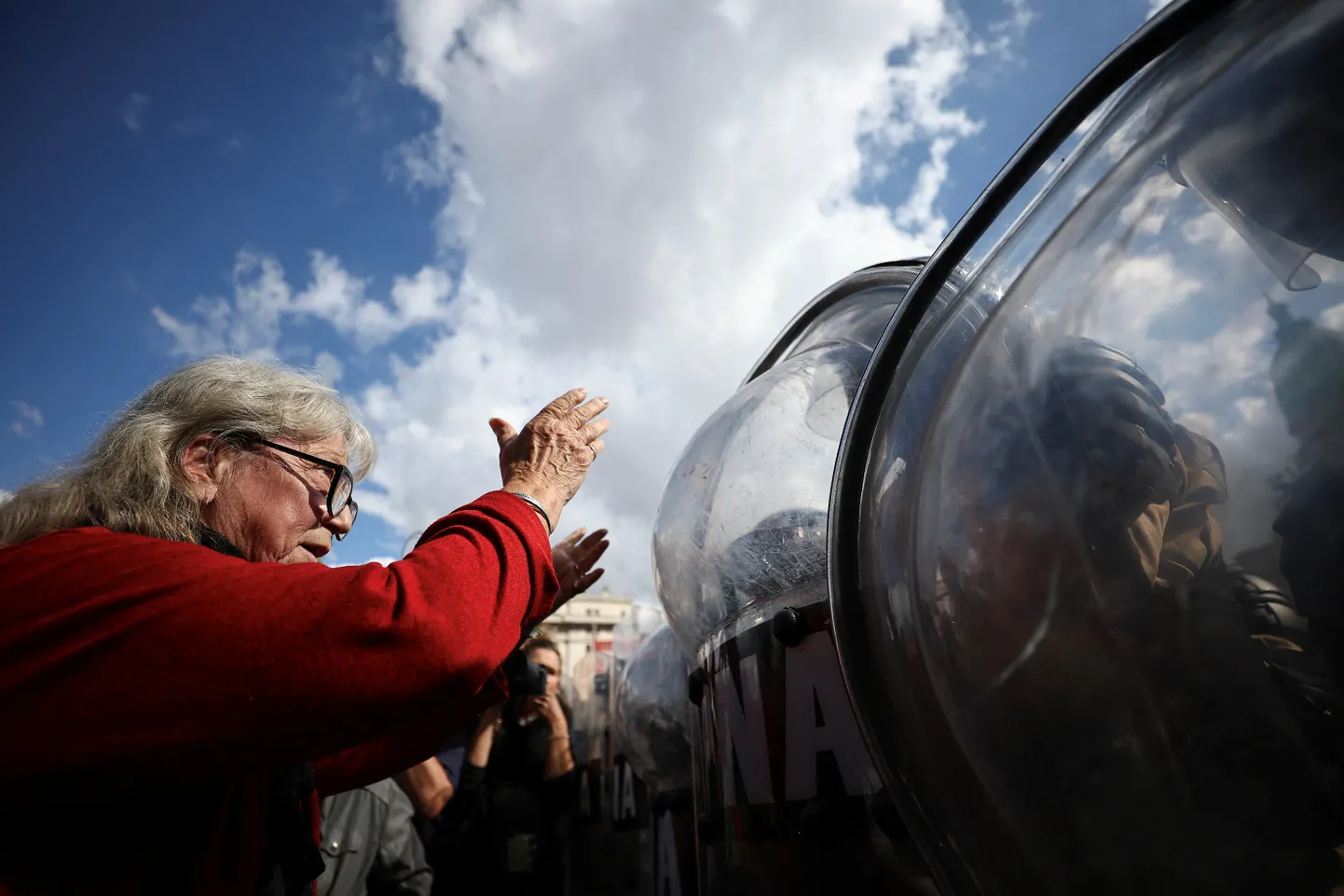 Argentina politseinikud takistavad Buenos Aireses pensionäride marsil osalejaid.