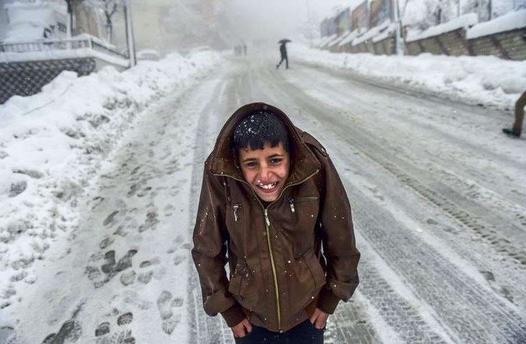 Külmetav kurdi poiss Kagu-Türgis Sirnakis. Fotod: Scanpix