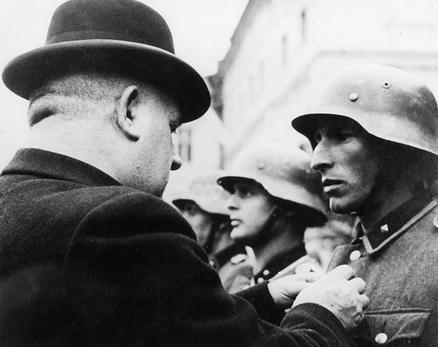 Slovakkia fašistlik juht Jozef Tiso autasustab 1944. aastal Banská Bystricas Natsi-Saksamaa sõdureid.