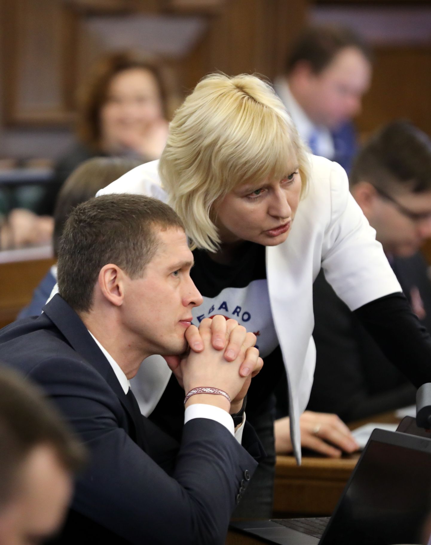 Saeimas deputāti Juris Jurašs un Juta Strīķe Saeimas sēdes laikā.