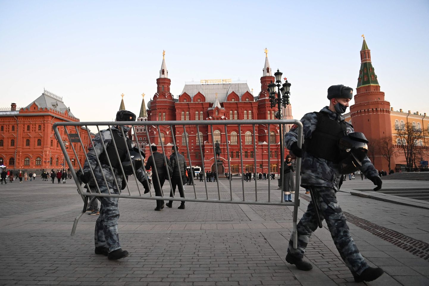 Vene politsei seab tõkkeid Moskvas, et takistada opositsiooniliider Navalnõi toetajate kogunemist, 2. märtsil 2022. a.