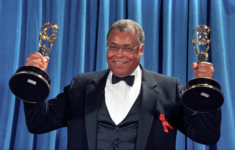 James Earl Jones kahe Emmy auhinnaga. Jones võitis 1991. aastal kahekordselt erinevate projektide eest: telefilm «Heat Wave» tõi talle Emmy auhinna parima kõrvalosa eest telefilmis ning seriaaliga «Gabriel's Fire» sai ta auhinna parima näitlemise eest draamasarjas.