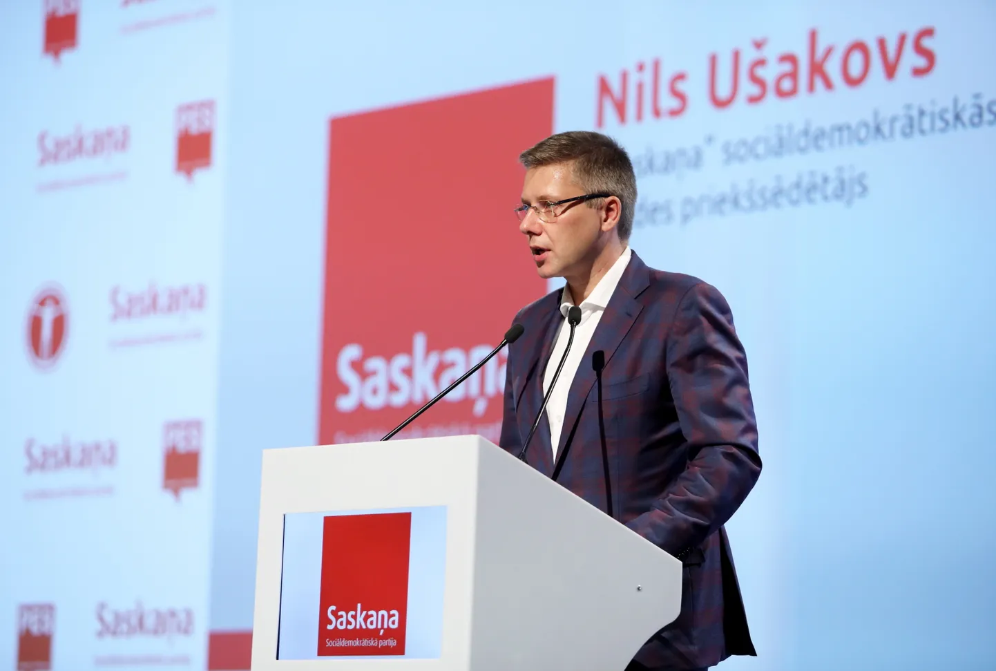 Eiropas Parlamenta deputāts Nils Ušakovs uzrunā klātesošos partijas "Saskaņa" kongresā.