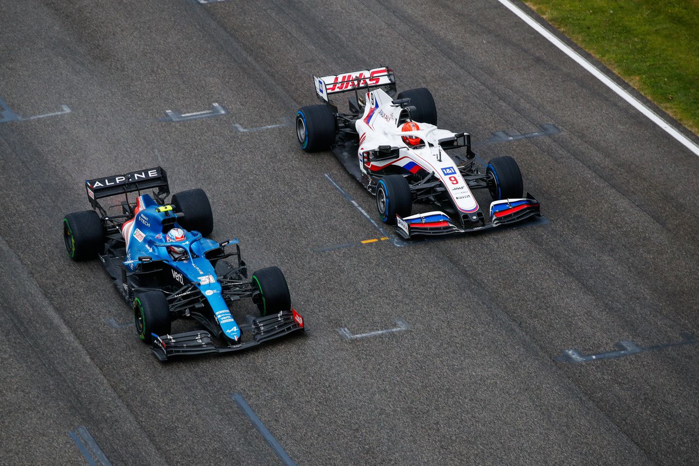 Esteban Ocon (vasakul) ja Nikita Mazepin kõrvuti võidusõidurajal.