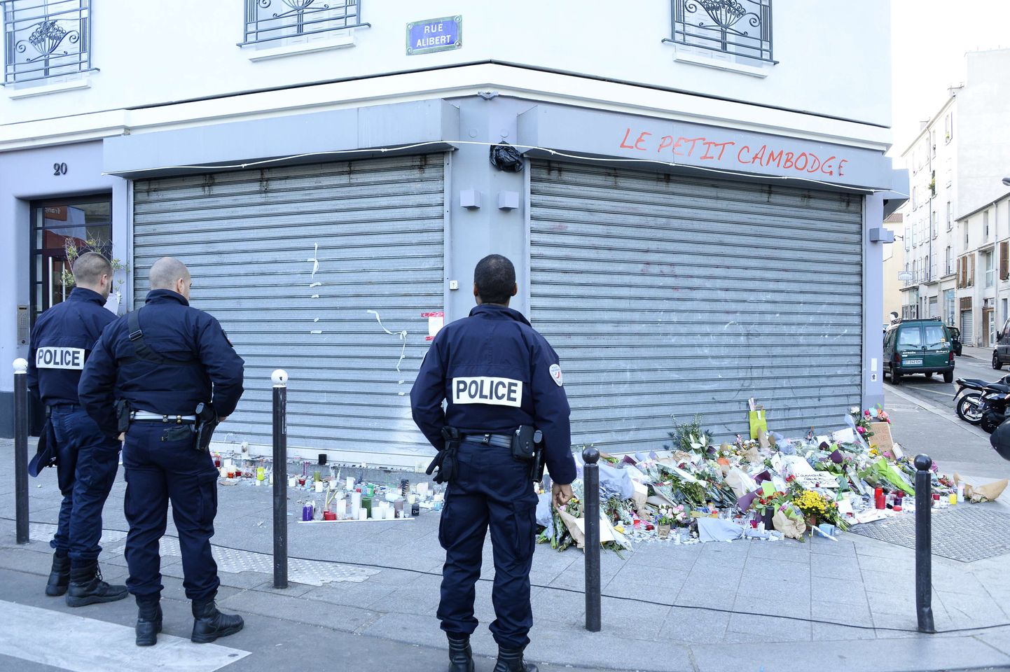 Французская полиция возле одного из мест, где был совершен теракт.