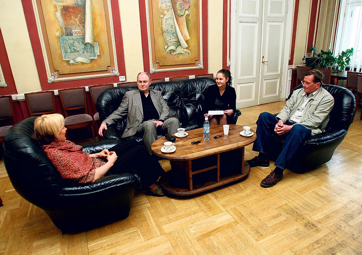 Tartu Postimehe vestlusringis kohtusid inimgeograaf Kadri Leetmaa (vasakult), endine TÜ haldusdirektor Riho Illak, usutleja Marju Himma ja kunstiajaloolane Enriko Talvistu. Tuliseimas vestluses vastandusid mõtted ülikooli hajumisest linnas – kas see tähendab kesklinnaelu lahustumist linna erinevates tõmbekeskustes?
