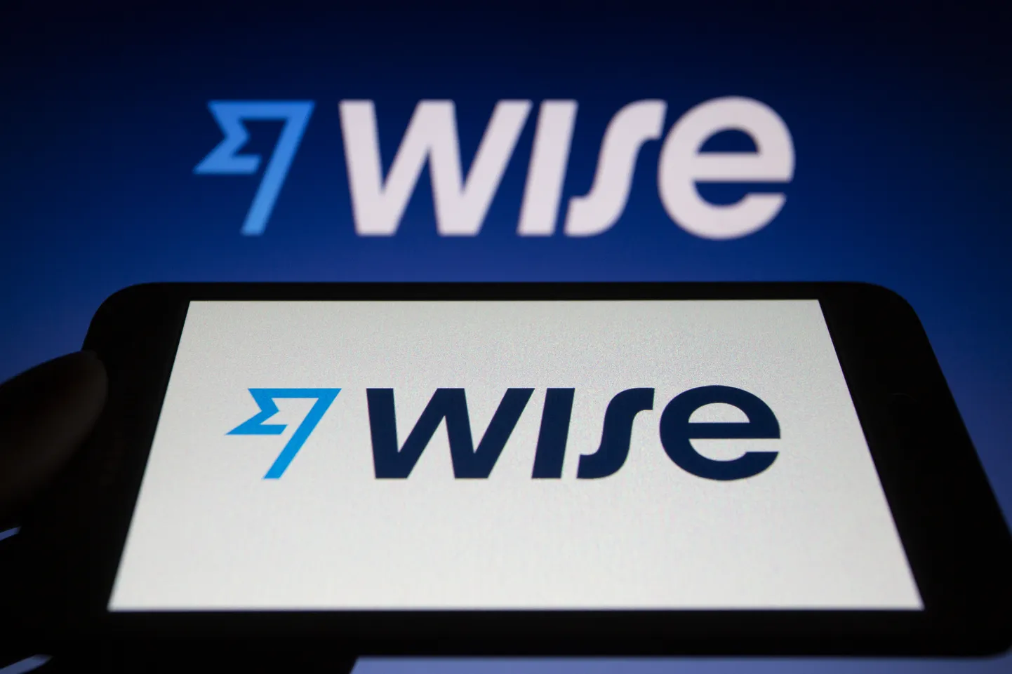Wise'i logo mobiiltelefoni ekraanil