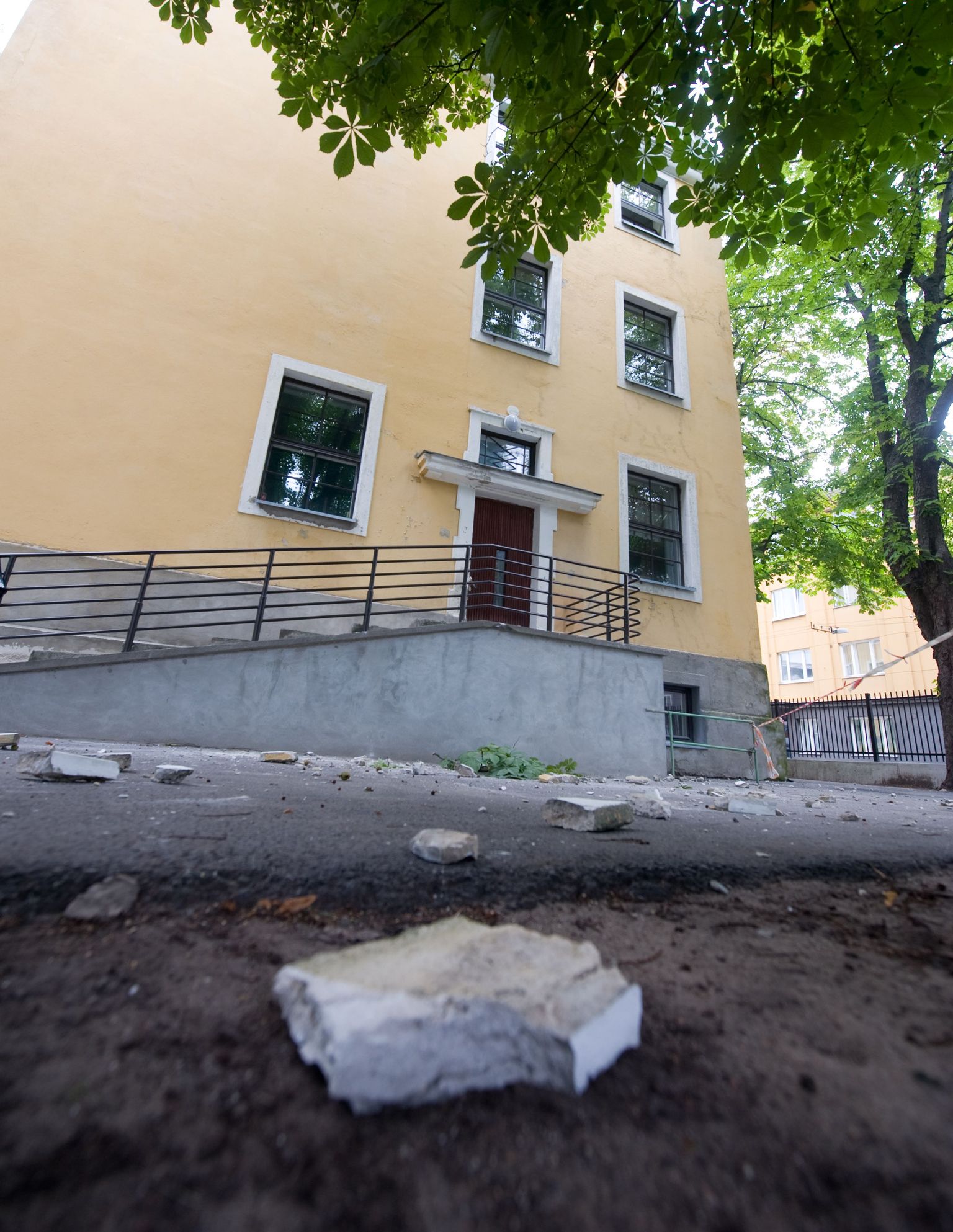 Pärna tänaval asuva Jaan Poska lasteaia hoone fassaadilt kukkuvad suured tükid on lastele eluohtlikud