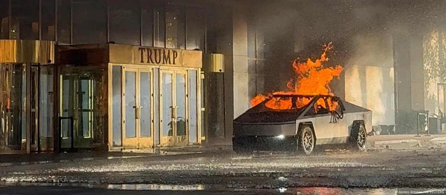 Горящий пикап Tesla перед отелем Trump International в Лас-Вегасе