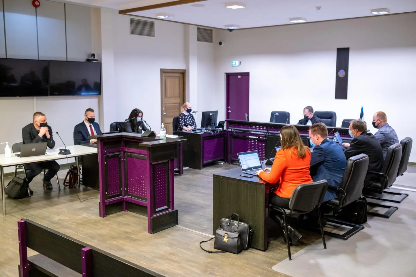 Süüdistatavaid endid istungil polnud, kohal olid nende juriidilised esindajad.