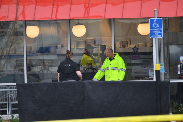 Politsei Nashville'i vahvlirestorani Waffle House juures uurimas tulistamist