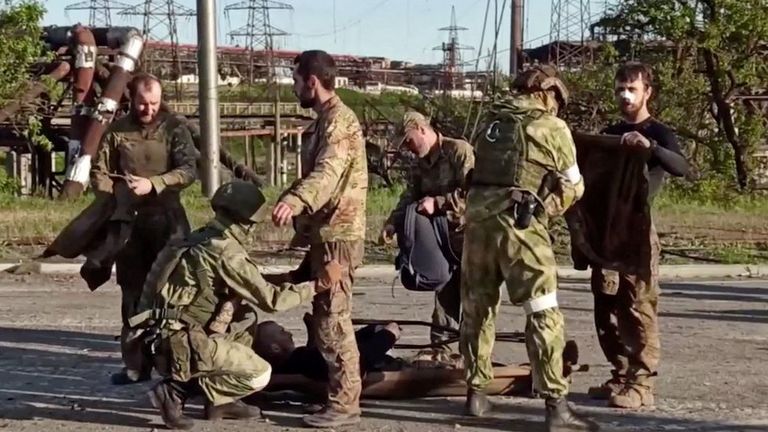 Российские военные обыскивают украинских военных с "Азовстали"
