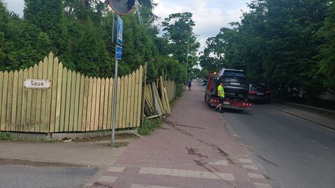 Kia sõitis Võidu tänaval läbi aia