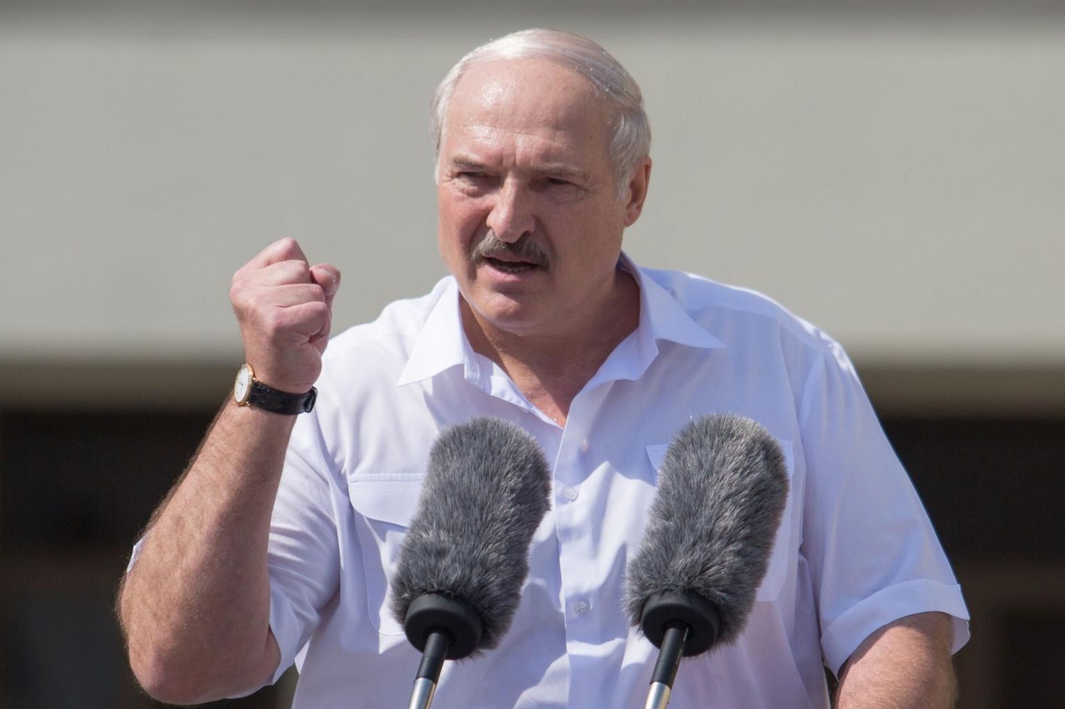 Aljaksandr Lukašenka eilsel toetusmiitingul kõnelemas.