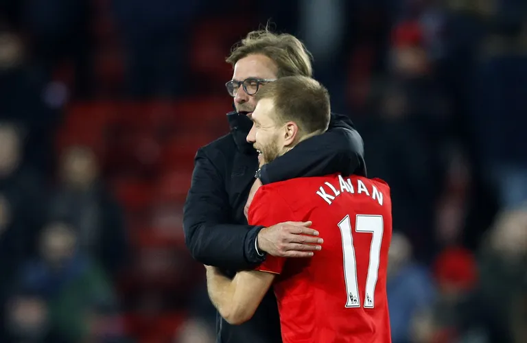 Ragnar Klavan ja Jürgen Klopp rõõmustavad võidu üle. FOTO: PHIL NOBLE/REUTERS/SCANPIX
