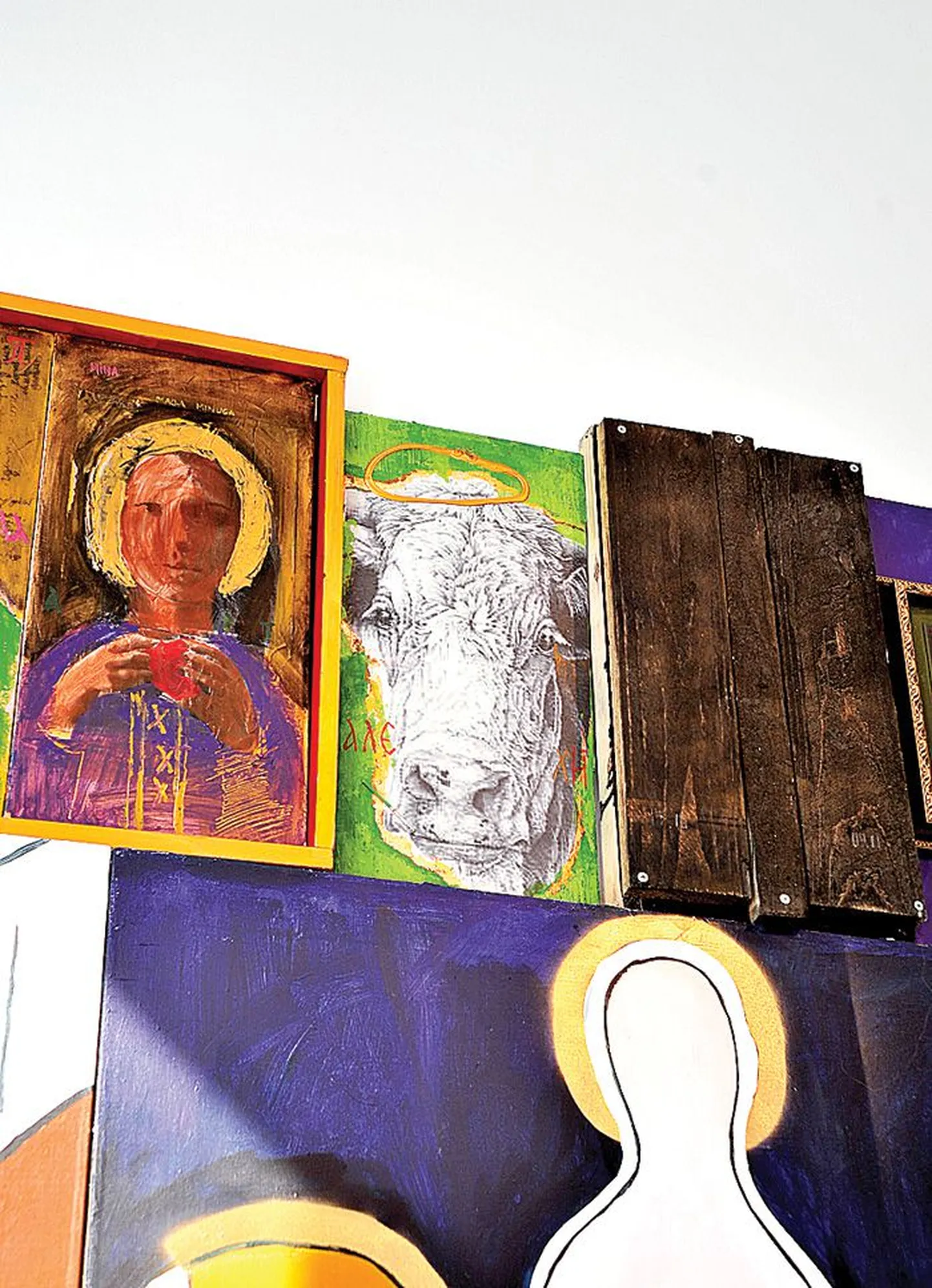 Nadežda Tšernobai ikonostaasis näitusel «Altarid» on nimbusega lehmapea.