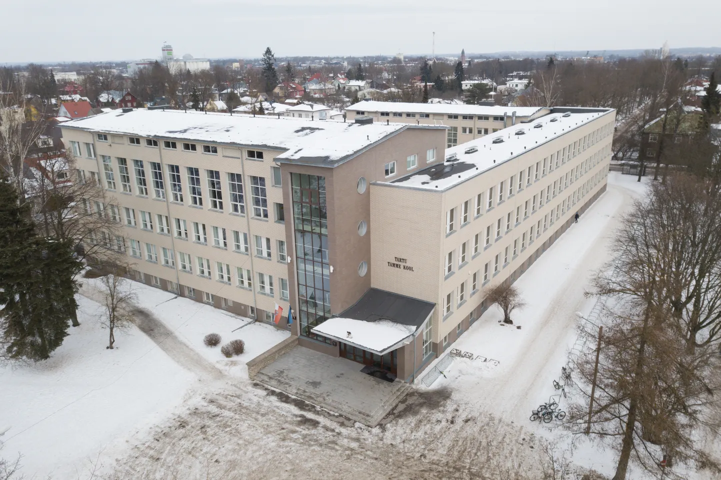 Tamme kool vaevleb ruumikitsikuses, kuid linnal ei jätku raha moodulklassideks ega juurdeehitiseks.