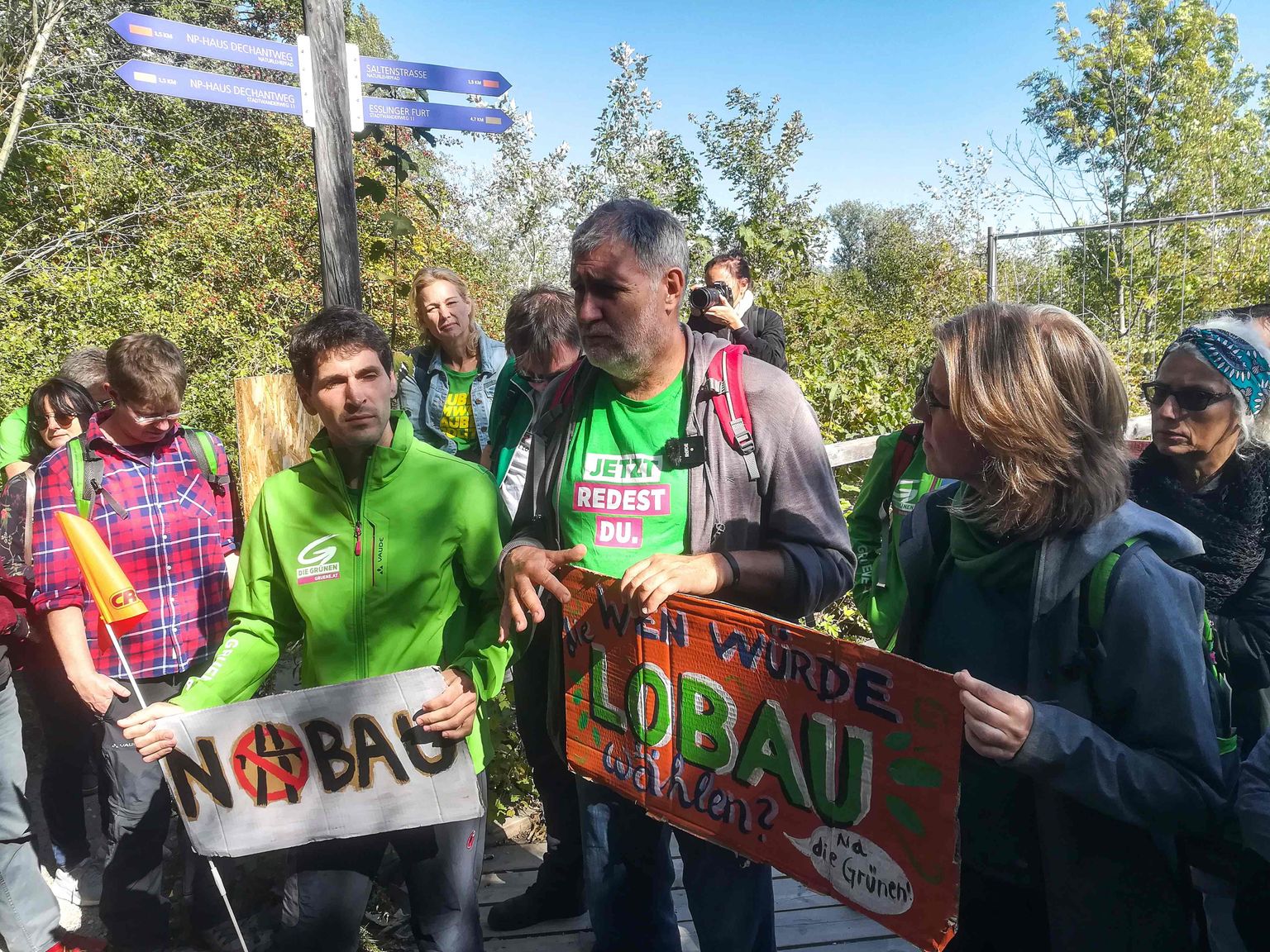 Kliimaaktivistid 22. septembril Austria pealinnas Viinis loodusparki läbiva raudteetunneli ehitamise vastu meelt avaldamas. Protestiaktsioonil osales ka roheliste poliitik Lukas Hammer (vasakult teine).