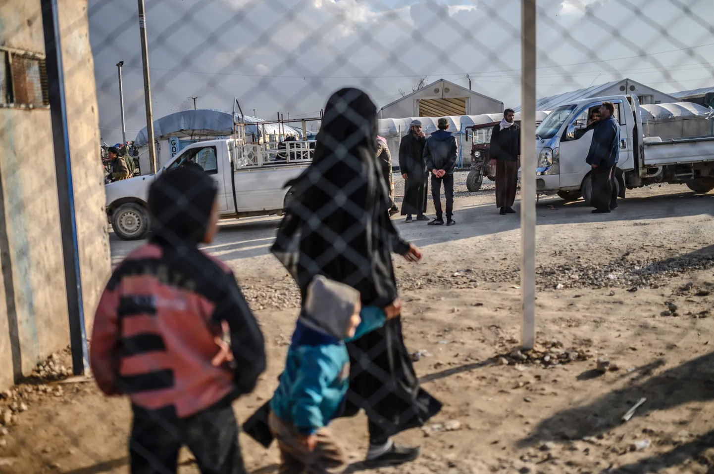 Prantsuse päritolu islamivõitleja naine lastega Al-Holi laagris.