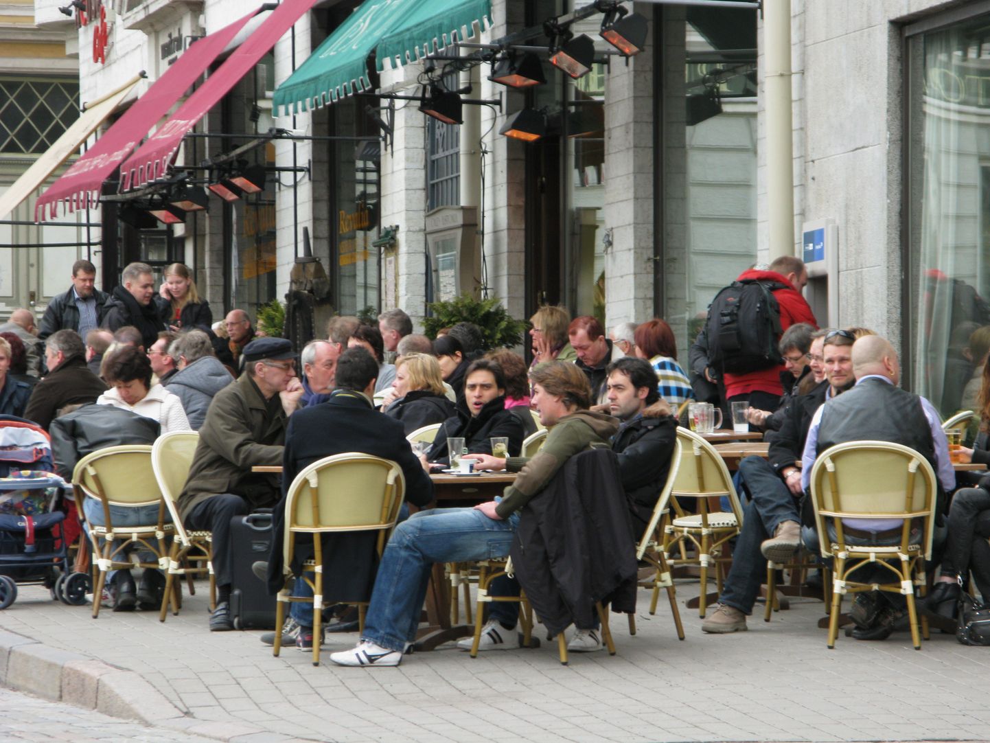 Туристы в кафе на Ратушной площади.