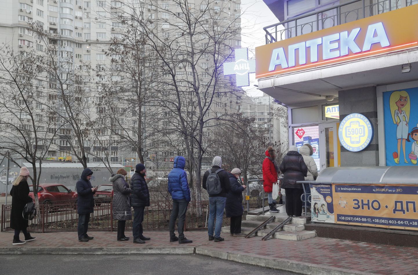 Kiievis olid päeval järjekorrad apteekide, kaupluste ja samuti pangaautomaatide juures.