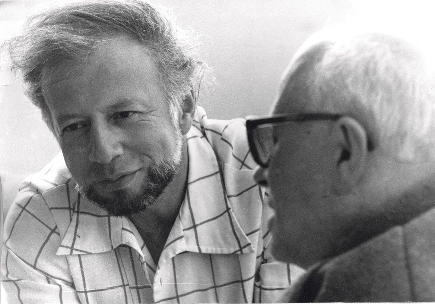 Марк Левин и академик Сахаров. «Такая же фотография хранится в Музее Сахарова, – рассказывает Лариса Левина. – Оттуда Марку писали и благодарили за одно 
из первых интервью с Андреем Дмитриевичем. Марк очень быстро нашел с ним 
общий язык. Он умел разговаривать со всеми. Его последними работами стали 
интервью с рыбаком из Усть-Нарвы, который варил уху в День миноги, и с академиком М. Бронштейном. Именно тогда Марк сказал, что писал каждый материал 
как последний. Но он не знал, что именно эти таковыми окажутся».