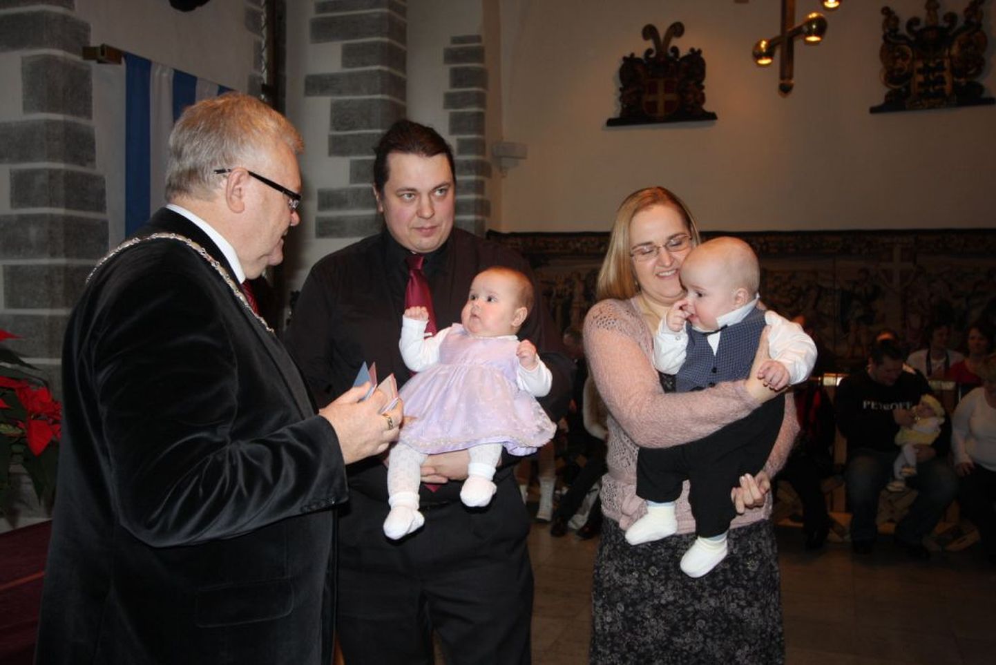 Сависаар вручает в Ратуше именные удостоверения новорожденным таллинцам.
