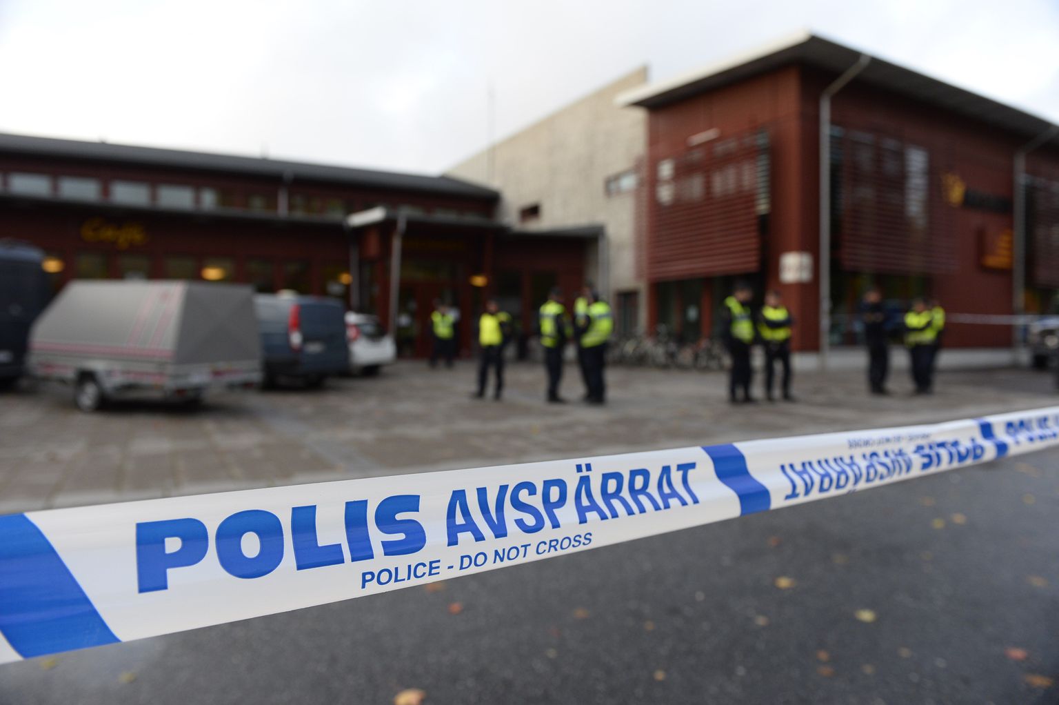 Rootsis ründas eile maskeeritud mees mõõgaga õpilasi ja koolitöötajaid