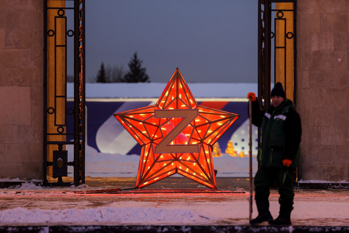 Kojamees seisab Venemaa sõjasümbolit Z-tähte kujutava uusaastakaunistuse juures Moskvas.