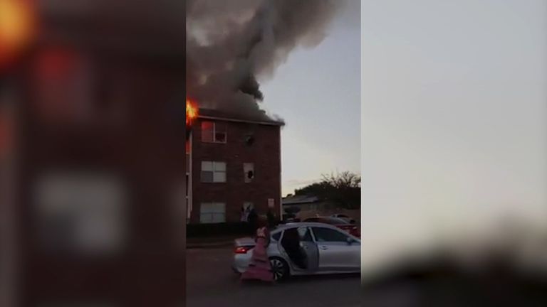 USAs Texases Dallases päästis mees põlenud maja kolmanda korruse aknast alla visatud lapse elu