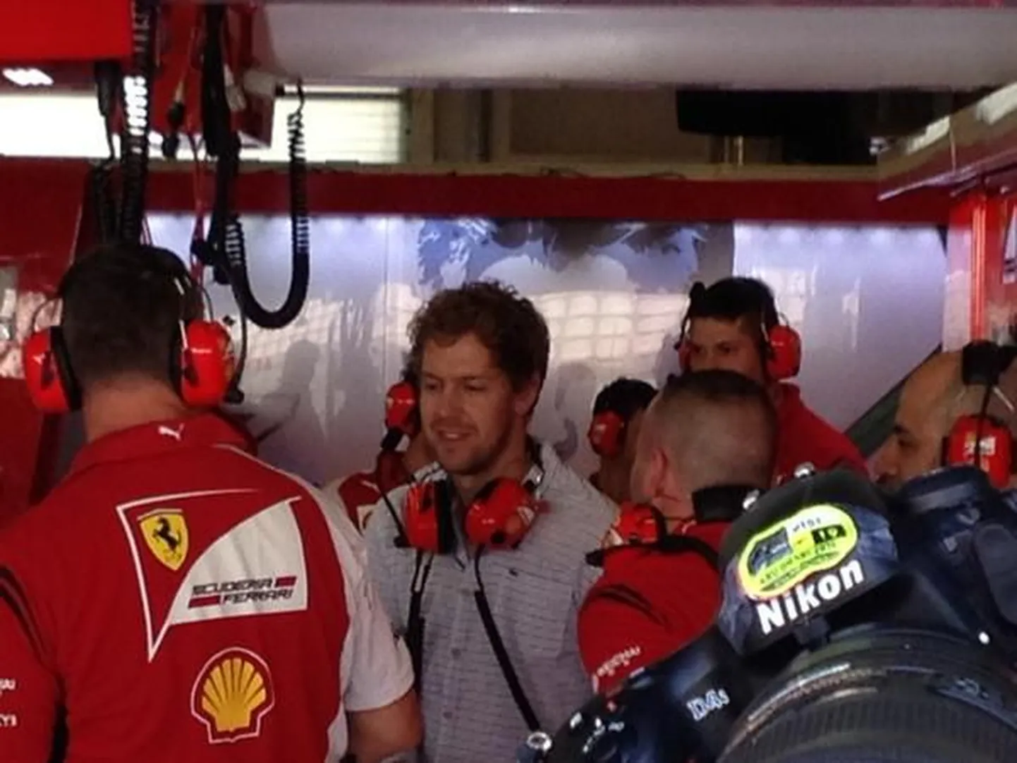 Järgmiseks kolmeks hooajaks Ferrariga liitunud Sebastian Vettel meeskonna boksis.