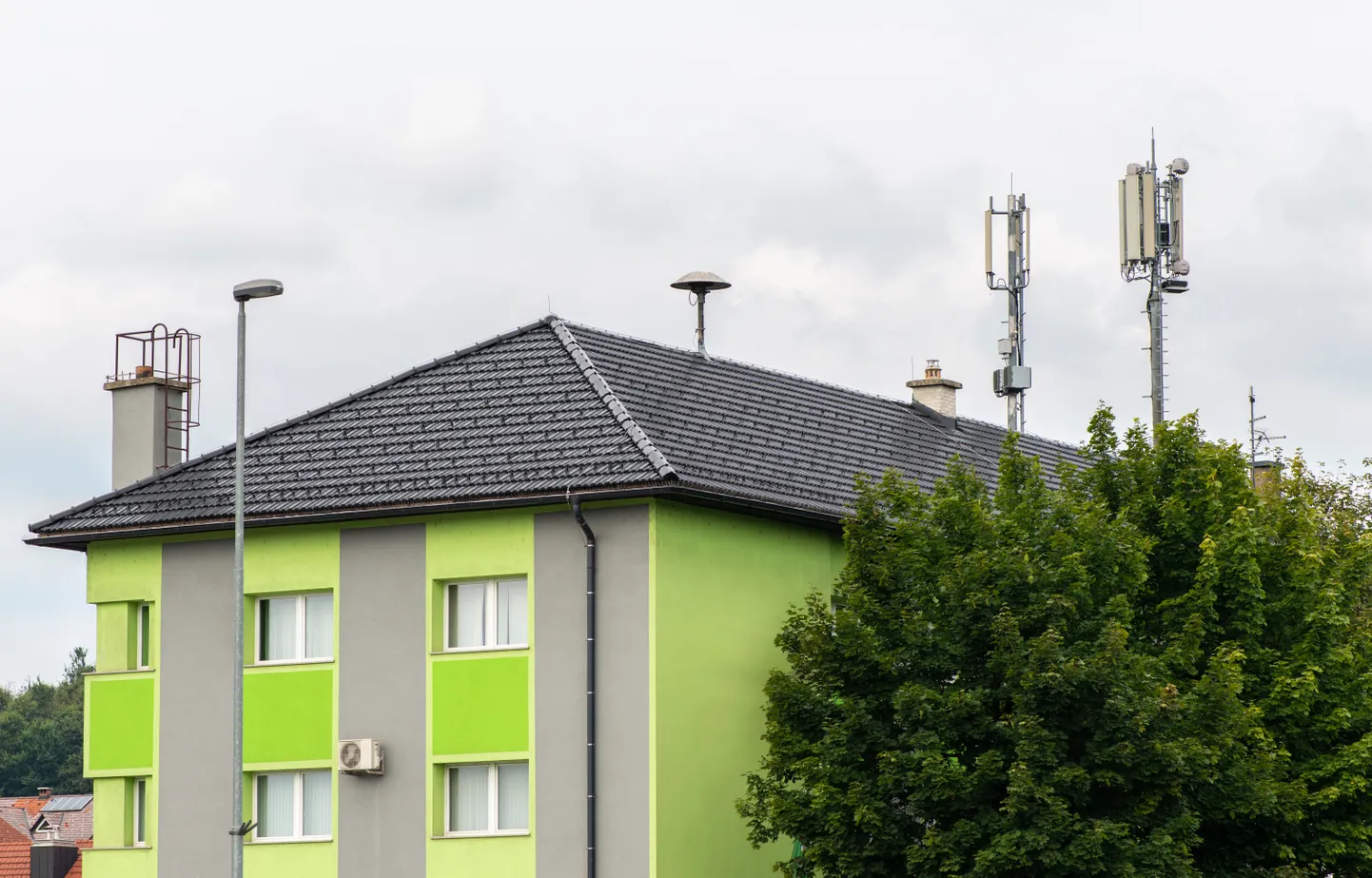 5G antena uz ēkas jumta. Ilustratīvs attēls