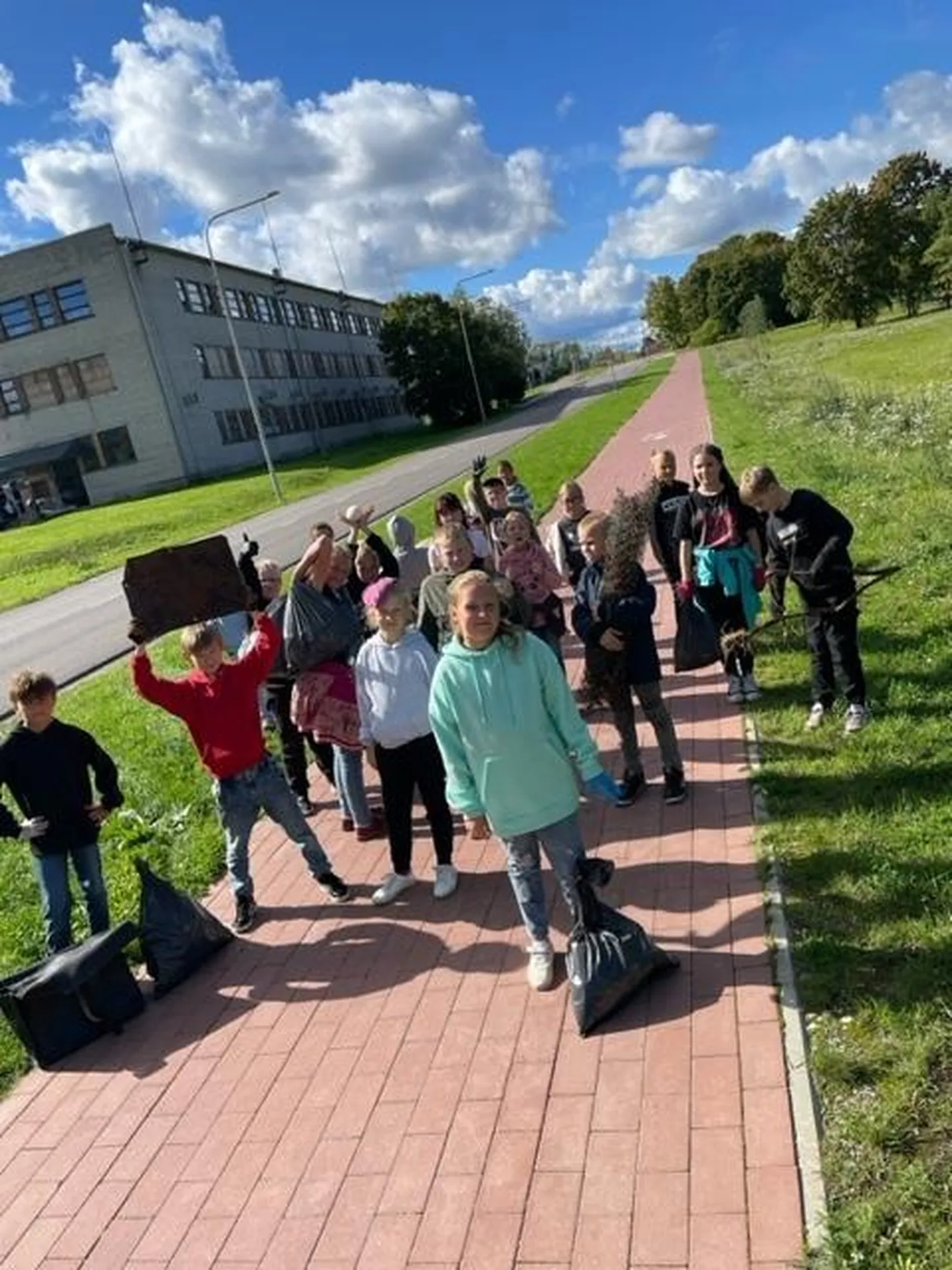 Rakvere eragümnaasiumi koolipere maailmakoristuspäeval Jaama puiesteel korda loomas.