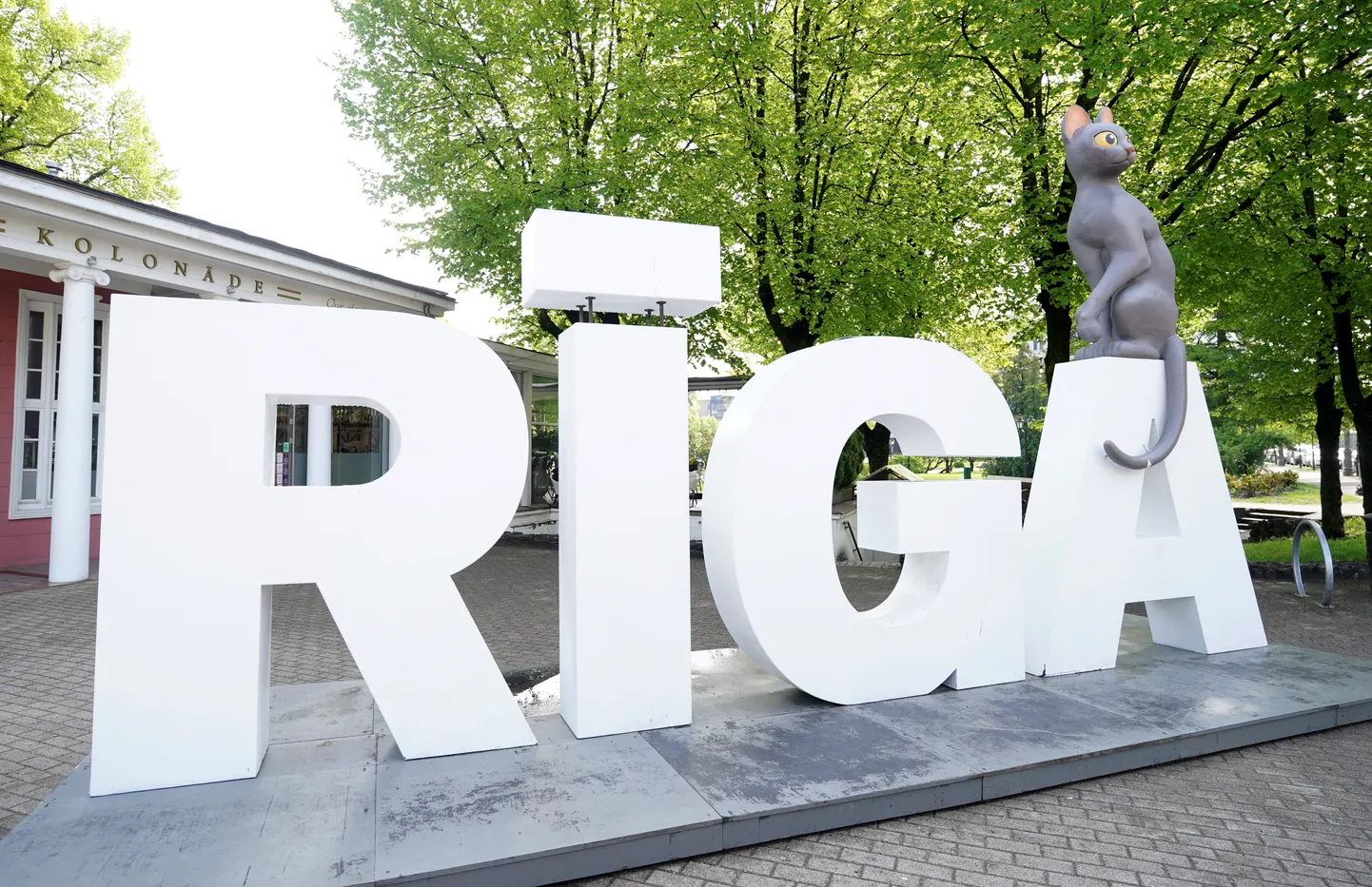 Vides objekts "Rīga" ar režisora Ginta Zilbaloža veidotās animācijas filmas "Straume" galveno varoni kaķi Brīvības pieminekļa laukumā.