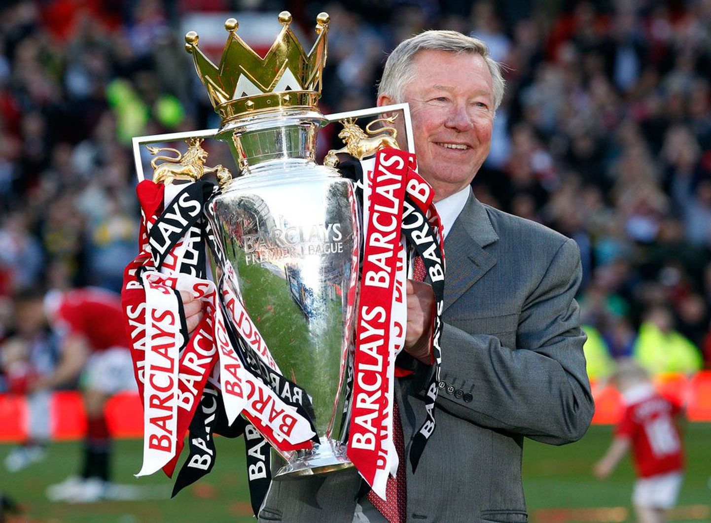 Sir Alex Ferguson tähistamas tänavust Premier League’i võitu. See jääb legendi viimaseks karikaks ManU peatreenerina.
