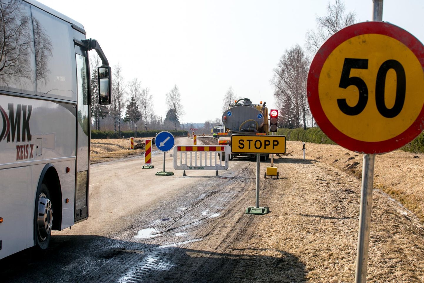 Liiklust Aluste–Kergu maanteel reguleeritakse fooride, ajutiste märkide ja reguleerijatega.