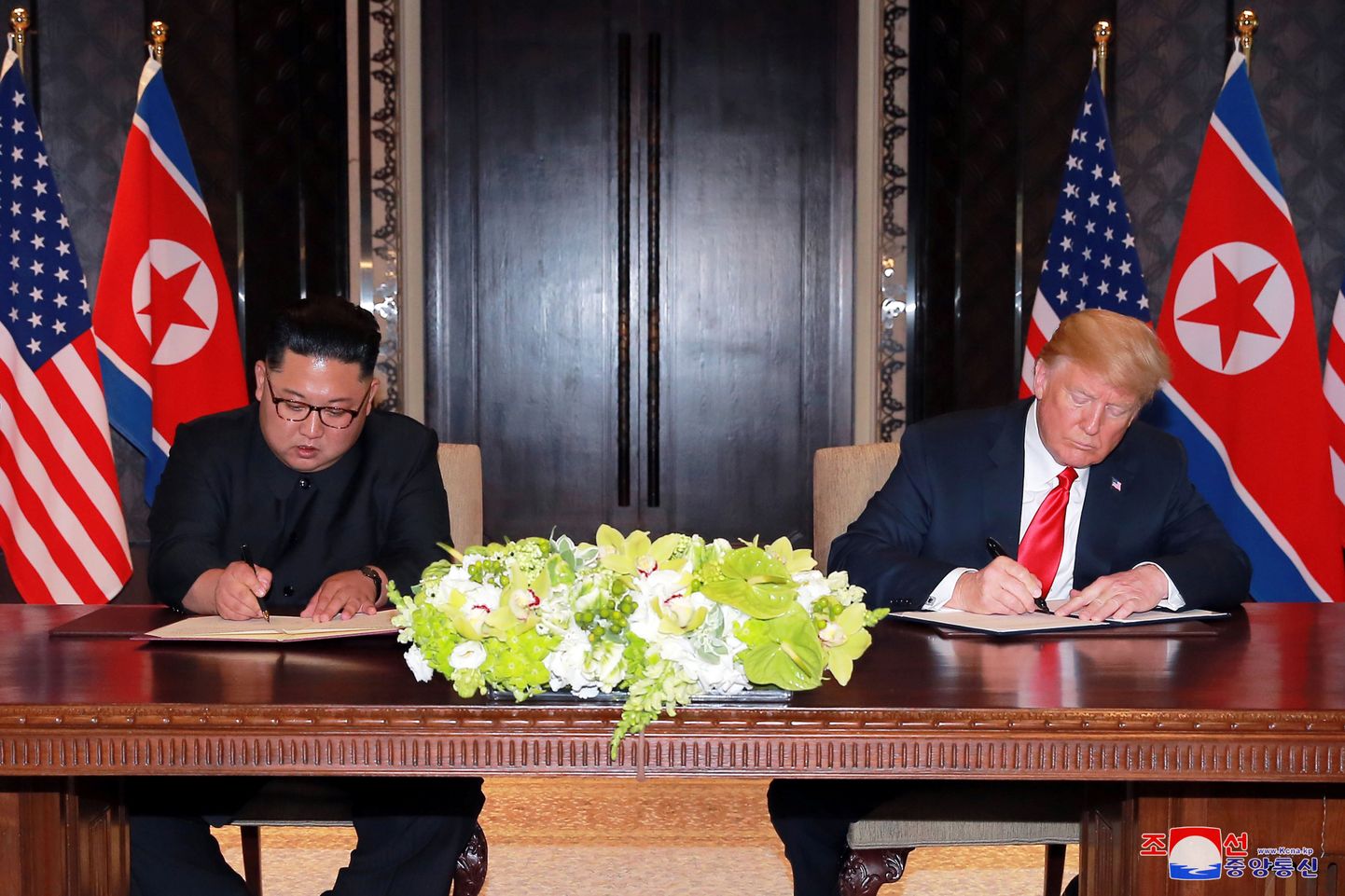 Donald Trump ja Kim Jong-un allkirjastamas ühisdokumenti
