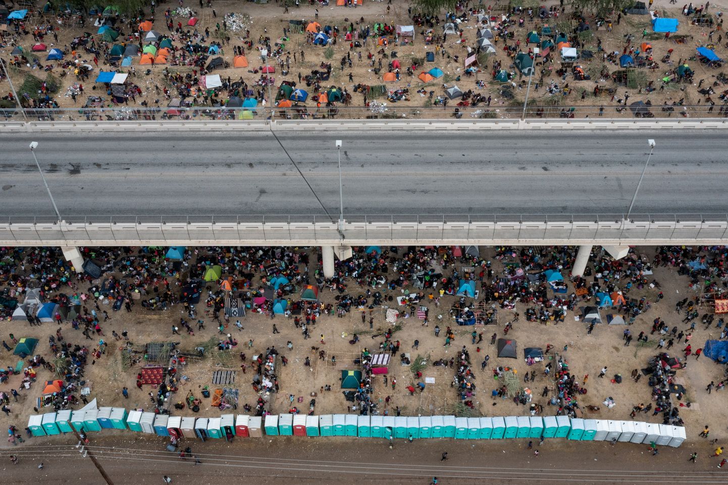 Teksasā vairāk nekā 10 000 migrantu uzturas zem tilta