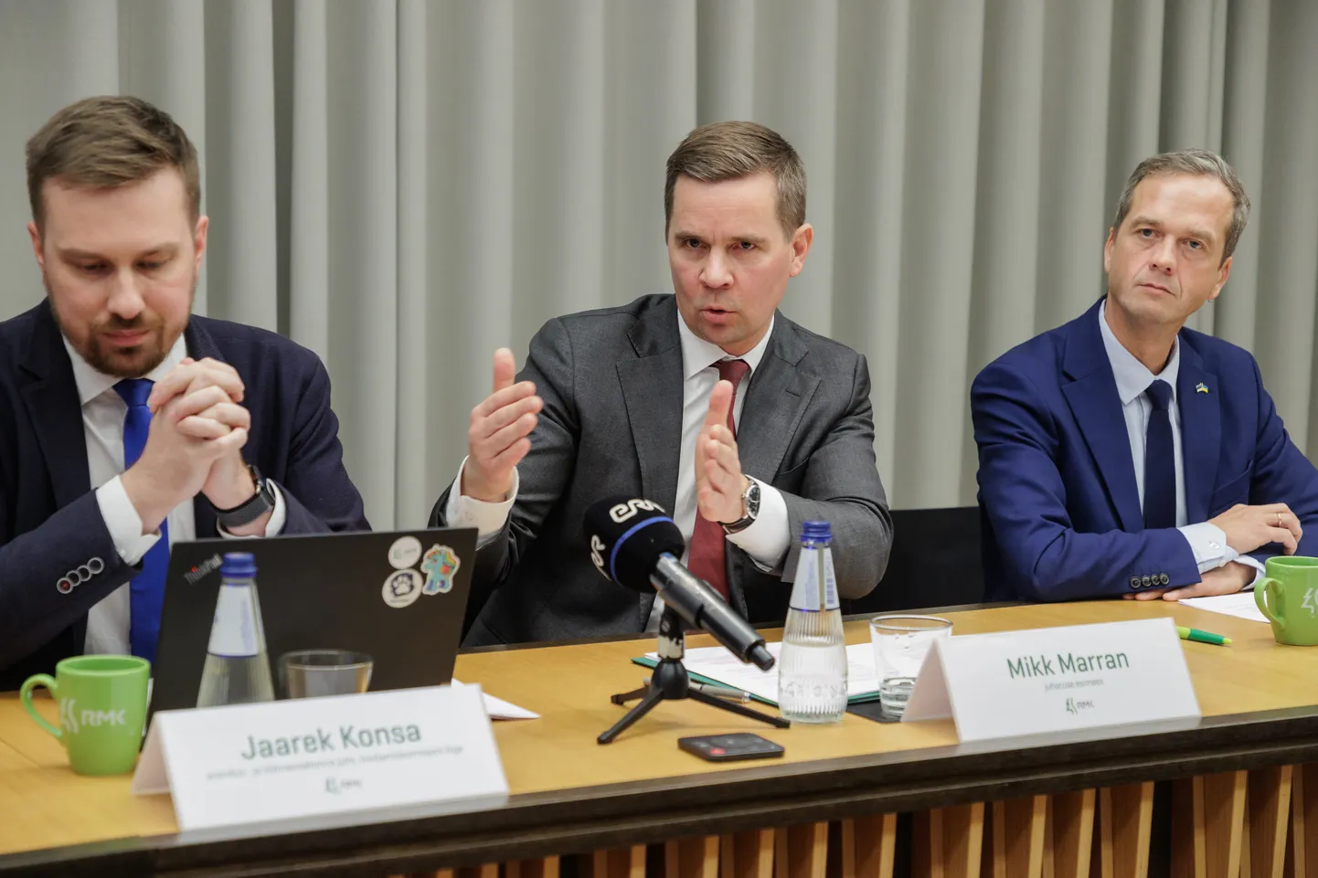 RMK arendus- ja kliimaosakonna juht Jaarek Konsa, juhatuse Mikk Marran ja projektide hindamiskomisjoni esimees Indrek Kaing selgitavad, kuidas ettevõtted peavad puiduhinda pakkuma hakkama.