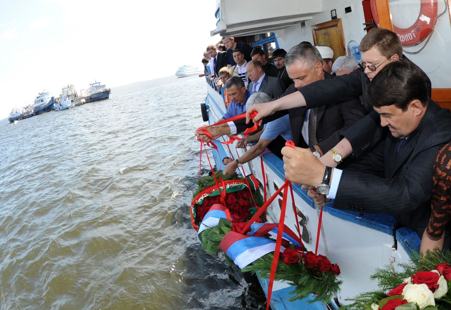 Vene transpordiminister Igor Levitin (paremal), presidendi nõunik Aleksandr  Abramov (paremalt kolmas) ja Tatarstani liider Rustam Minnihanov (paremalt neljas) eile õnnetuspaigal Volga jõel.