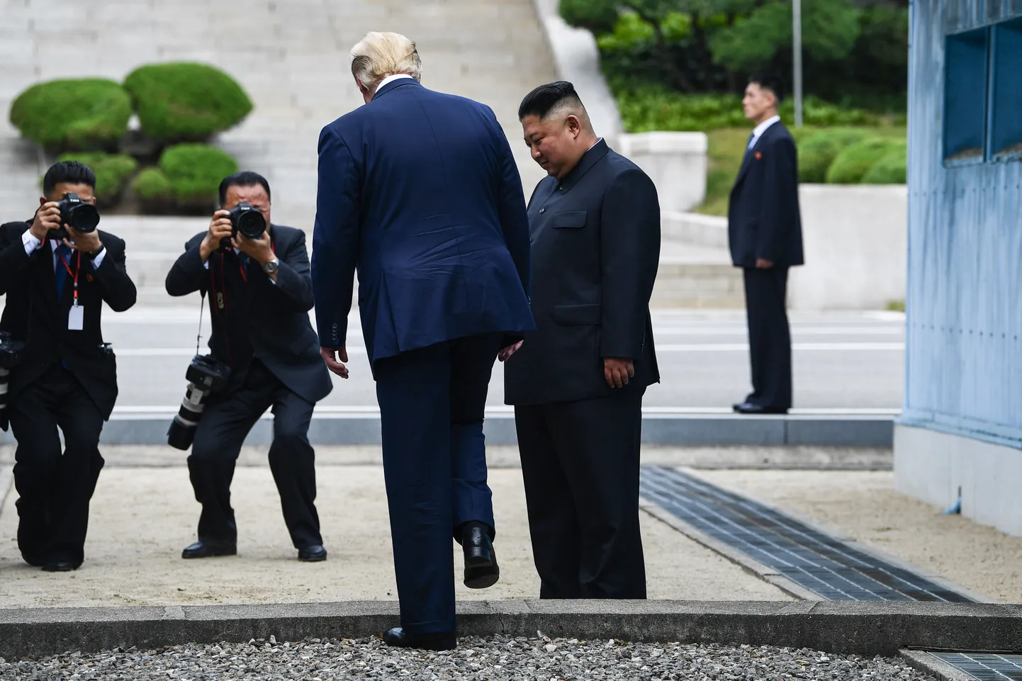 Трамп посетил территорию КНДР.