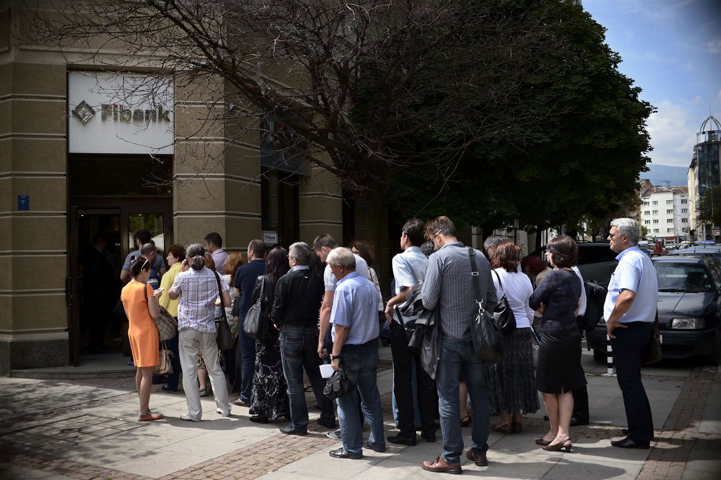 Inimesed seisid 27. juunil järjekorras Sofias asuva First Investment Banki harukontori juures, et tühjendada oma kontosid.