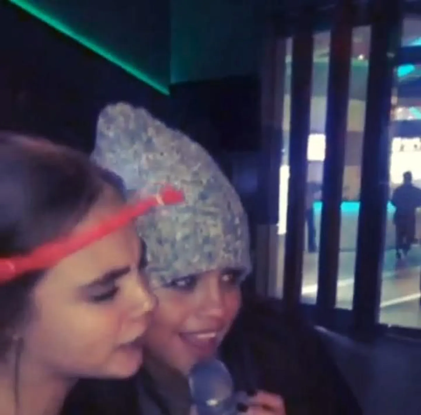 Selena Gomez ja Cara Delevingne laulavad Kendallile sünnipäevalaulu