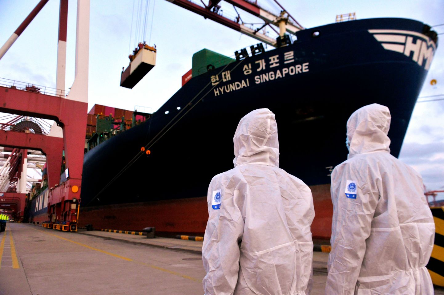 Hiina ametnikud kaubalaevale suundumas.