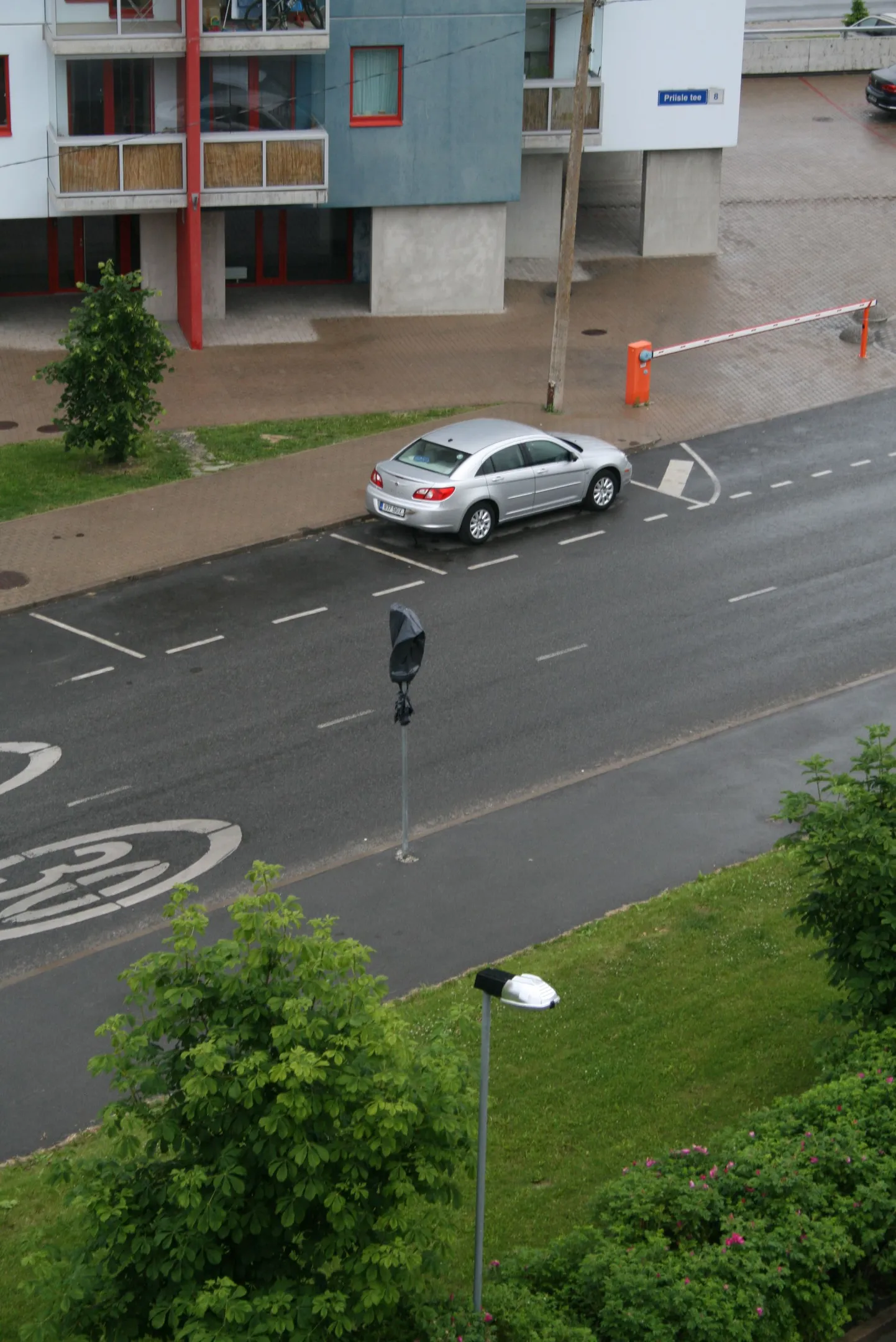 Priisle teel on liiklusmärgid musta kilega kinni kaetud.