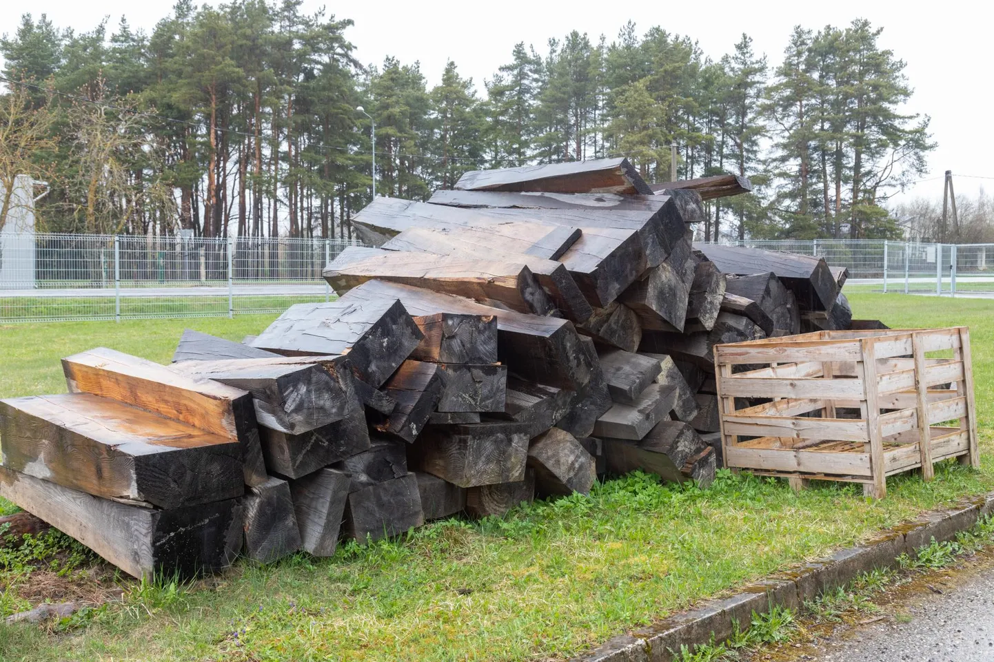Ebatsuugapalgid seisavad Viljandi Linnahoolduse laoplatsil. Lähiajal tuleb otsustada, kas neist saab suur jaanilõke või tehakse neist pinke ja mänguvahendeid.