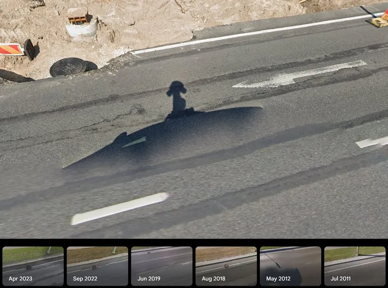 Autoportree: Google Street View tänavavaate kaardistamise auto on varjuna jäänud iseenda tehtud pildile augustis 2024 Pirita teel.