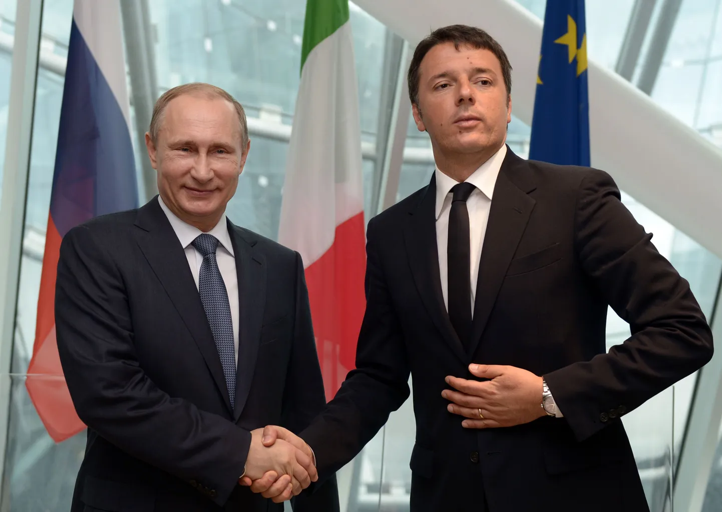 Itaalia peaminister Matteo Renzi eile  Roomas kätlemas Vene presidendi Vladimir Putiniga.