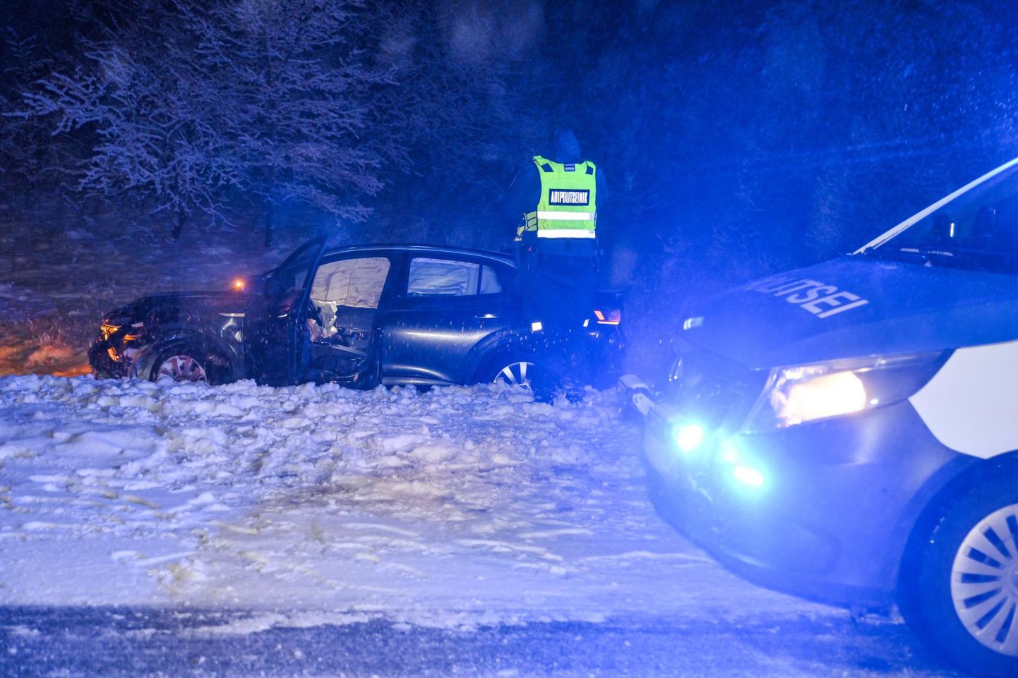 Aindu külas toimus lumise kadripäeva esimesel tunnil avarii.