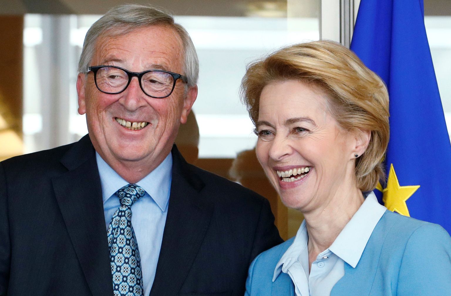 Euroopa Komisjoni järgmine president Ursula von der Leyen (paremal) ja praegune president Jean-Claude Juncker esmaspäeval Brüsselis.